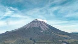 Gunung Semeru Erupsi Malam Ini, Semburkan Abu Vulkanis Setinggi 900 Meter