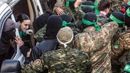 Detik-Detik Hamas Bebaskan Sandera Israel, Dikawal Ketat Brigade Al Qassam