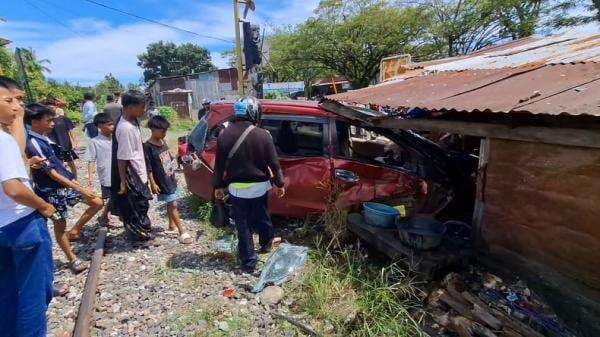 Honda Mobilio Ditabrak Kereta Api di Padang, 3 Orang Dievakuasi ke RS Honda Mobilio Ditabrak Kereta Api di Padang, 3 Orang Dievakuasi ke RS