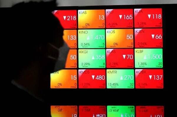 371 Saham Melemah, IHSG Hari Ini Ditutup Ambles Nyaris 2 Persen