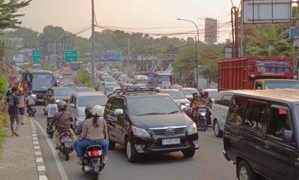 Pemotor Lawan Arah Jadi Penyebab Kemacetan Parah di Puncak