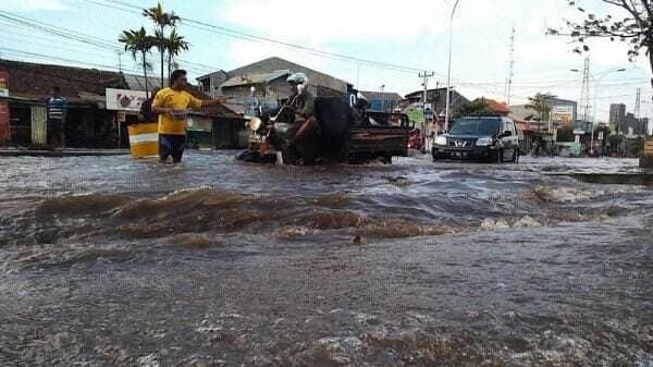 Waspadai Cuaca Ekstrem, Gelombang Tinggi hingga Banjir Rob Berpotensi Terjadi di Wilayah Ini