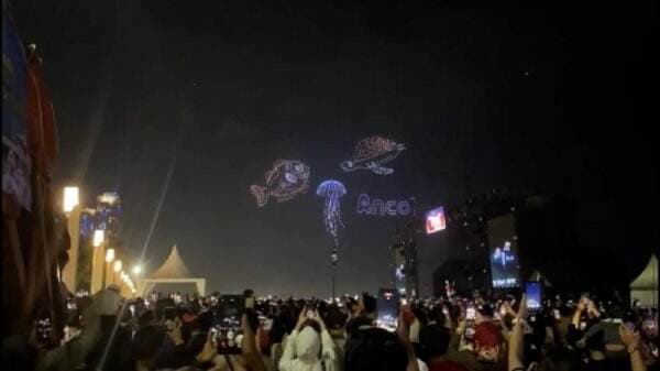 Langit Ancol Dihiasi 1.000 Drone dan Pesta Kembang Api saat Malam Tahun Baru 2025