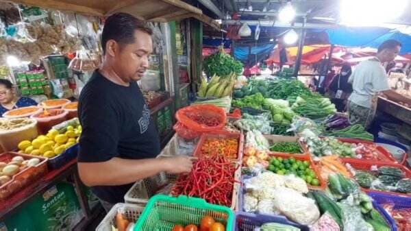  Jelang Nataru, Harga Cabai Rawit Hijau di Pasar Rawasari Tembus Rp60 Ribu per Kg