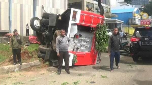 Minibus Berpenumpang 5 Orang Tabrak Trotoar di Pondok Indah, Pengemudi Patah Tulang