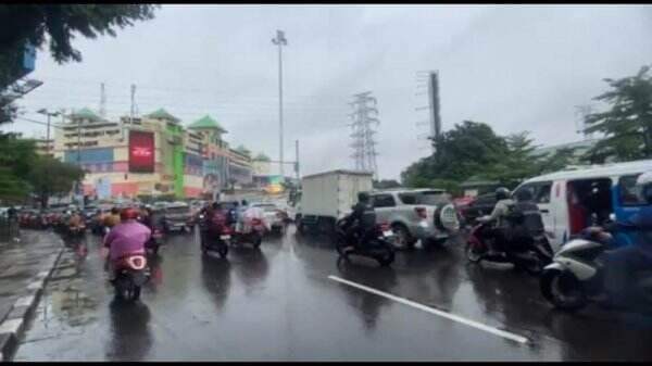 Diguyur Hujan, Arus Lalin di Jalan Gatot Subroto Pagi Ini Padat Merayap