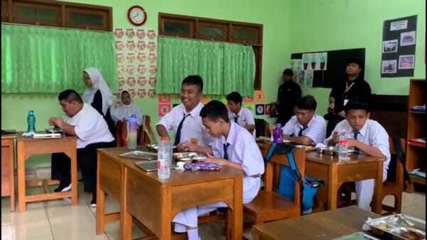 Tinjau Makan Bergizi Gratis di SLB Kelapa Gading, Menko Pratikno: Anak-anak Antusias