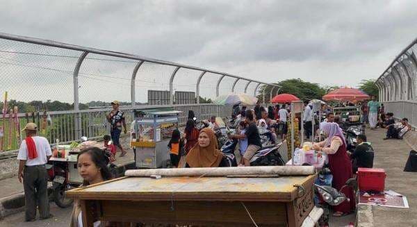 Jalan Layang di Cirebon Disulap Jadi Pasar Takjil Dadakan