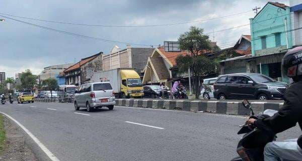 Jalur Pantura Cirebon Padat Merayap Sepanjang 20 Km Lebih Jalur Pantura Cirebon Padat Merayap Sepanjang 20 Km Lebih