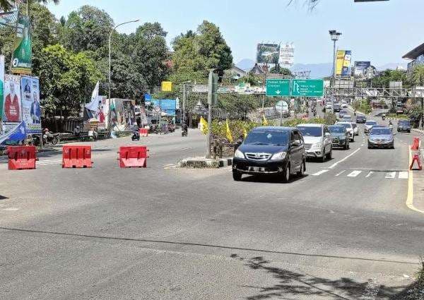 Lalin Padat, Jalur Arah Puncak Bogor Ditutup Sementara Berlaku Satu Arah Turun Lalin Padat, Jalur Arah Puncak Bogor Ditutup Sementara Berlaku Satu Arah Turun