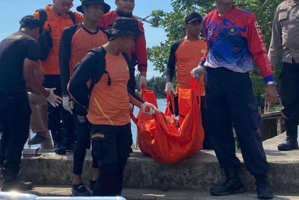 Jasad Sopir Taksi Online Ditemukan di Sungai Cisadane Tangerang, Nyawa Dihabisi Penumpang Jasad Sopir Taksi Online Ditemukan di Sungai Cisadane Tangerang, Nyawa Dihabisi Penumpang