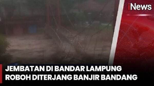 Detik-detik Jembatan Putus Diterjang Banjir Bandang di Bandarlampung