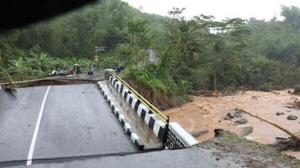 10 Jembatan Putus akibat Banjir dan Longsor di Sukabumi