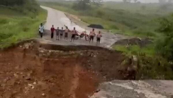 Jembatan Jalur Puncak Penghubung Desa Hambalang-Babakan Madang Terputus, Terbawa Arus Sungai