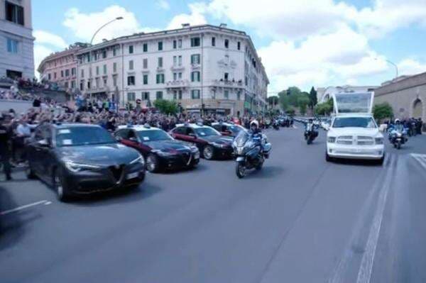 Jenazah Paus Fransiskus Dibawa ke Basilika Santa Maria untuk Dimakamkan Jenazah Paus Fransiskus Dibawa ke Basilika Santa Maria untuk Dimakamkan