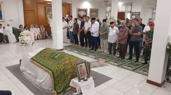 Jenazah Titiek Puspa Disholatkan di Rumah Duka, Banjir Air Mata Jenazah Titiek Puspa Disholatkan di Rumah Duka, Banjir Air Mata