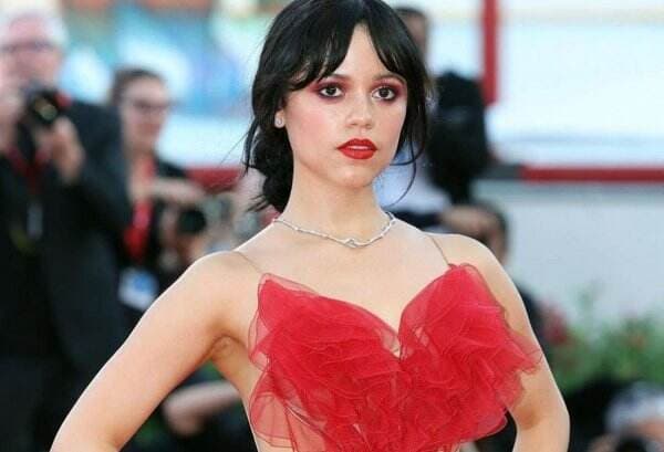 Jenna Ortega Tampil Ikonik dengan Dress Merah di Venice Film Festival