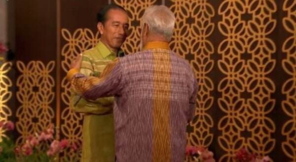 Gaya Jokowi Berbatik Hijau di Pembukaan HLF MSP dan IAF 2024 