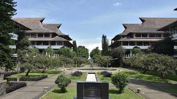 7 Artis Indonesia Lulusan ITB, Siapa Saja ? 7 Artis Indonesia Lulusan ITB, Siapa Saja ?