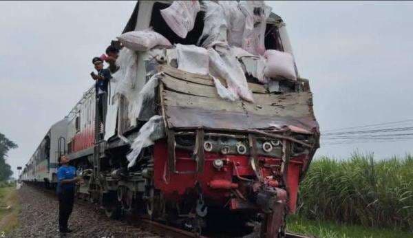 Kesaksian Mengerikan Penumpang saat KA Kertanagara Tabrak Truk Pupuk di Kediri Kesaksian Mengerikan Penumpang saat KA Kertanagara Tabrak Truk Pupuk di Kediri