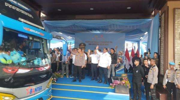 Lepas Ribuan Buruh Korban PHK, Kapolri: Kabar Gembira di Tengah Dampak Global Lepas Ribuan Buruh Korban PHK, Kapolri: Kabar Gembira di Tengah Dampak Global