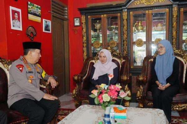 Momen Hangat Kapolri Kunjungi Keluarga Kapolsek AKP Lusiyanto, Ungkap Dukacita Mendalam Momen Hangat Kapolri Kunjungi Keluarga Kapolsek AKP Lusiyanto, Ungkap Dukacita Mendalam