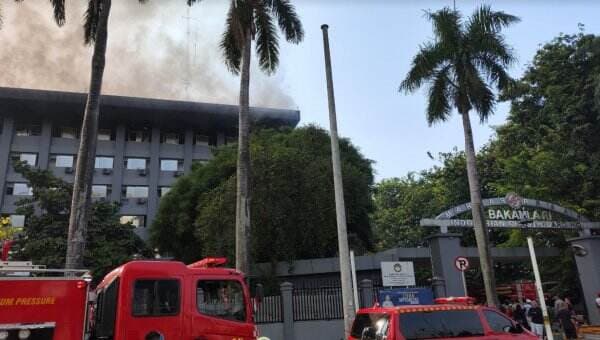 Penampakan Kebakaran Hebat di Gedung Bakamla, Api Berkobar di Lantai Atas