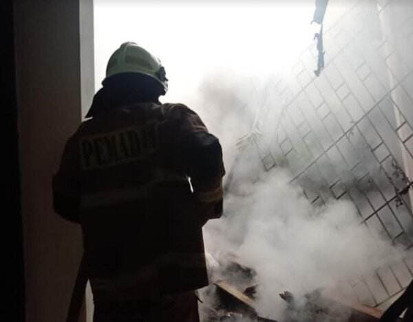 Rumah di Duren Sawit Jaktim Terbakar, 12 Unit Damkar Dikerahkan