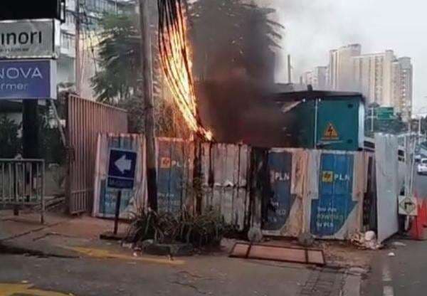 Diduga Korsleting, Gardu Listrik di Kembangan Jakbar Terbakar