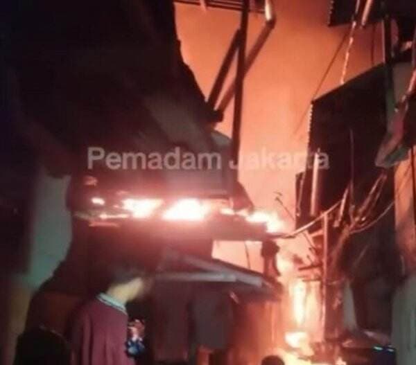 Kebakaran Melahap Rumah di Kemayoran Jakpus, 29 Unit Pemadam Dikerahkan