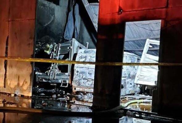 2 Gudang Pabrik Sandal di Surabaya Terbakar Hebat, 25 Mobil Damkar Dikerahkan Padamkan Api 2 Gudang Pabrik Sandal di Surabaya Terbakar Hebat, 25 Mobil Damkar Dikerahkan Padamkan Api