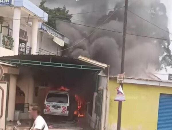 Kebakaran Masjid di Depok Berawal dari Rumah Menyambar ke Ambulans