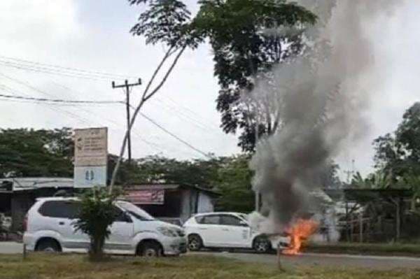 Kebakaran di Surabaya, 7 Mobil Mewah Milik Eks Anggota DPR Ludes Dilalap Api Kebakaran di Surabaya, 7 Mobil Mewah Milik Eks Anggota DPR Ludes Dilalap Api
