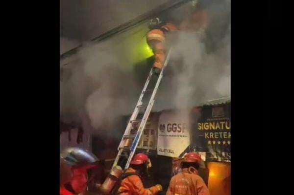 Kebakaran Ruko 3 Lantai di Surabaya, Ayah dan Anak Tewas Terjebak Kobaran Api Kebakaran Ruko 3 Lantai di Surabaya, Ayah dan Anak Tewas Terjebak Kobaran Api