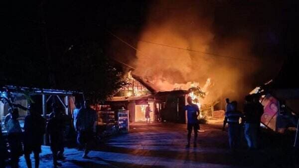 Gara-Gara Nyalakan Lilin saat Mati Lampu, Rumah Toko di Bojonegoro Ludes Dilahap Api