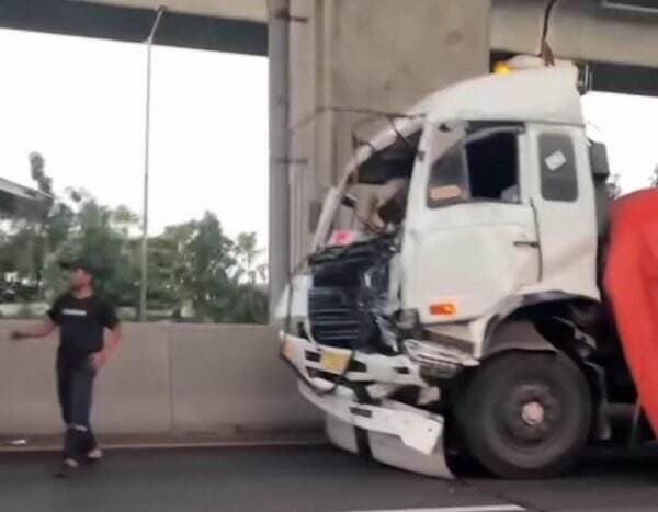 Kronologi Truk Muatan Gulungan Besi Kecelakaan di Tol Bekasi