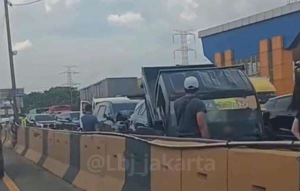 Breaking News! 5 Kendaraan Kecelakaan Beruntun di Tol Jakarta-Tangerang, Lalin Macet Breaking News! 5 Kendaraan Kecelakaan Beruntun di Tol Jakarta-Tangerang, Lalin Macet