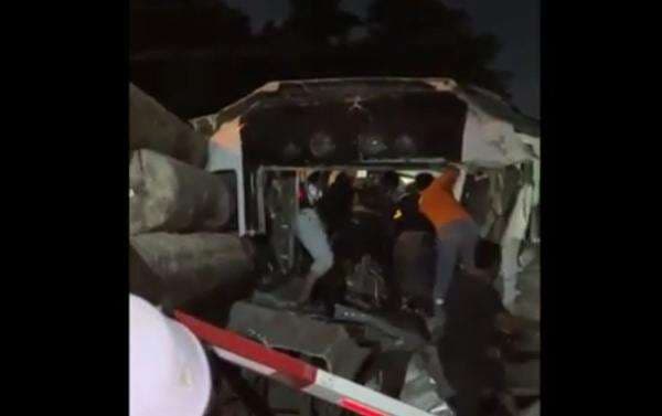 KA Jenggala Tabrak Truk Kayu di Gresik, Asisten Masinis Tewas KA Jenggala Tabrak Truk Kayu di Gresik, Asisten Masinis Tewas