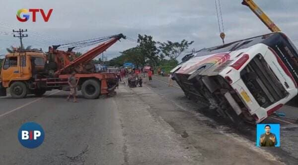 Bus Terguling di Jalan Lintas Sumatera, Penumpang Dievakuasi dari Jendela Bus