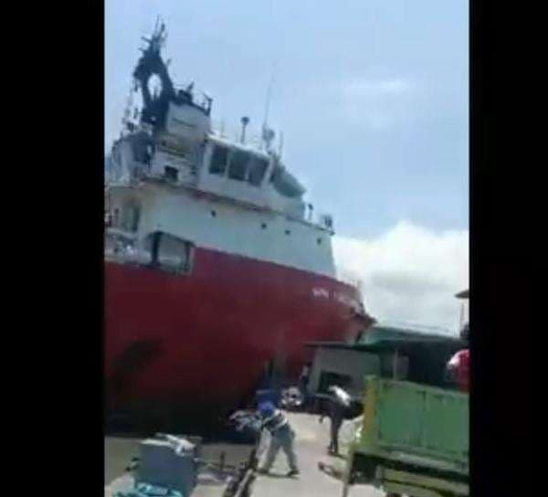 Hilang Kendali, Kapal Tanker Tabrak Rumah dan Pos Polisi hingga Hancur Hilang Kendali, Kapal Tanker Tabrak Rumah dan Pos Polisi hingga Hancur
