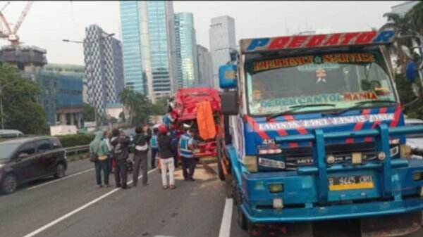 Truk Kecelakaan di Tol Dalam Kota Arah Cawang, Lalin Macet