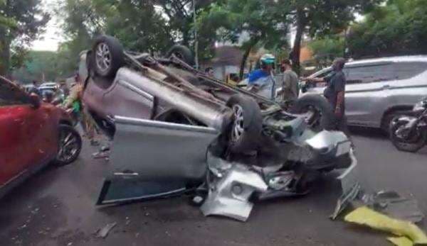 Avanza Pecah Ban Tabrak 2 Mobil hingga Terguling di Surabaya, 3 Orang Luka-Luka Avanza Pecah Ban Tabrak 2 Mobil hingga Terguling di Surabaya, 3 Orang Luka-Luka