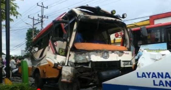 Breaking News: Kecelakaan Beruntun di Banyumas, Bus Tabrak 2 Mobil 2 Luka Berat