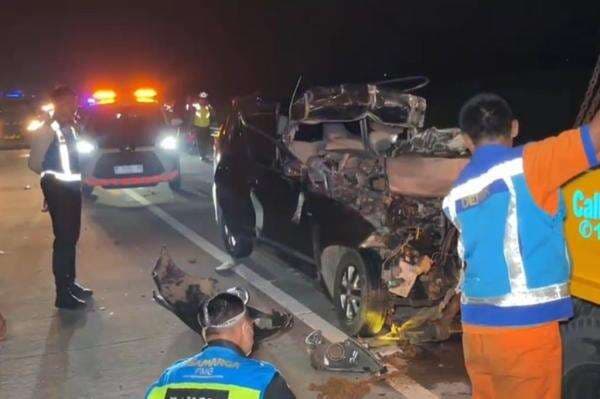 Kecelakaan Maut Minibus Tabrak Truk Tronton di Tol Ngawi, 3 Orang Tewas 2 Luka Berat Kecelakaan Maut Minibus Tabrak Truk Tronton di Tol Ngawi, 3 Orang Tewas 2 Luka Berat