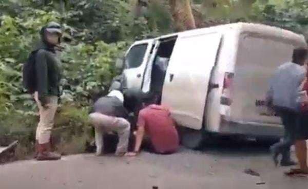 Truk Fuso Tabrak Gran Max Angkut Uang ATM di Muarojambi, 1 Tewas 2 Luka-Luka Truk Fuso Tabrak Gran Max Angkut Uang ATM di Muarojambi, 1 Tewas 2 Luka-Luka