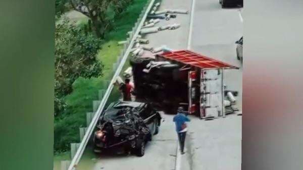 Truk Rem Blong Tabrak 5 Pemotor di Lampu Merah Jombang, Korban Dievakuasi ke Rumah Sakit Truk Rem Blong Tabrak 5 Pemotor di Lampu Merah Jombang, Korban Dievakuasi ke Rumah Sakit