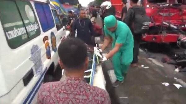 Rem Blong, Truk Semen Tabrak Pemotor dan Bangunan di Lamongan Rem Blong, Truk Semen Tabrak Pemotor dan Bangunan di Lamongan