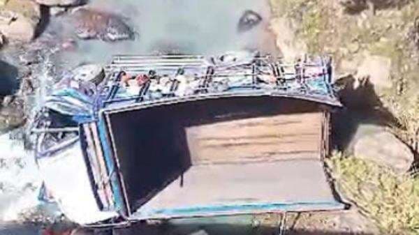 Truk Kecelakaan Masuk Jurang di Pesisir Barat Lampung, 2 Orang Dikabarkan Tewas Truk Kecelakaan Masuk Jurang di Pesisir Barat Lampung, 2 Orang Dikabarkan Tewas