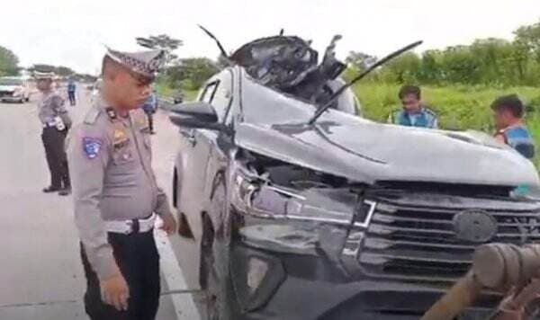 Ngeri! Begini Penampakan Innova Tabrak Truk di Tol Solo-Ngawi Tewaskan 1 Orang