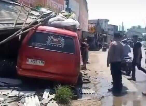 Mobil Pemudik Tabrak Bengkel hingga Hancur di Indramayu, 1 Luka-Luka Mobil Pemudik Tabrak Bengkel hingga Hancur di Indramayu, 1 Luka-Luka